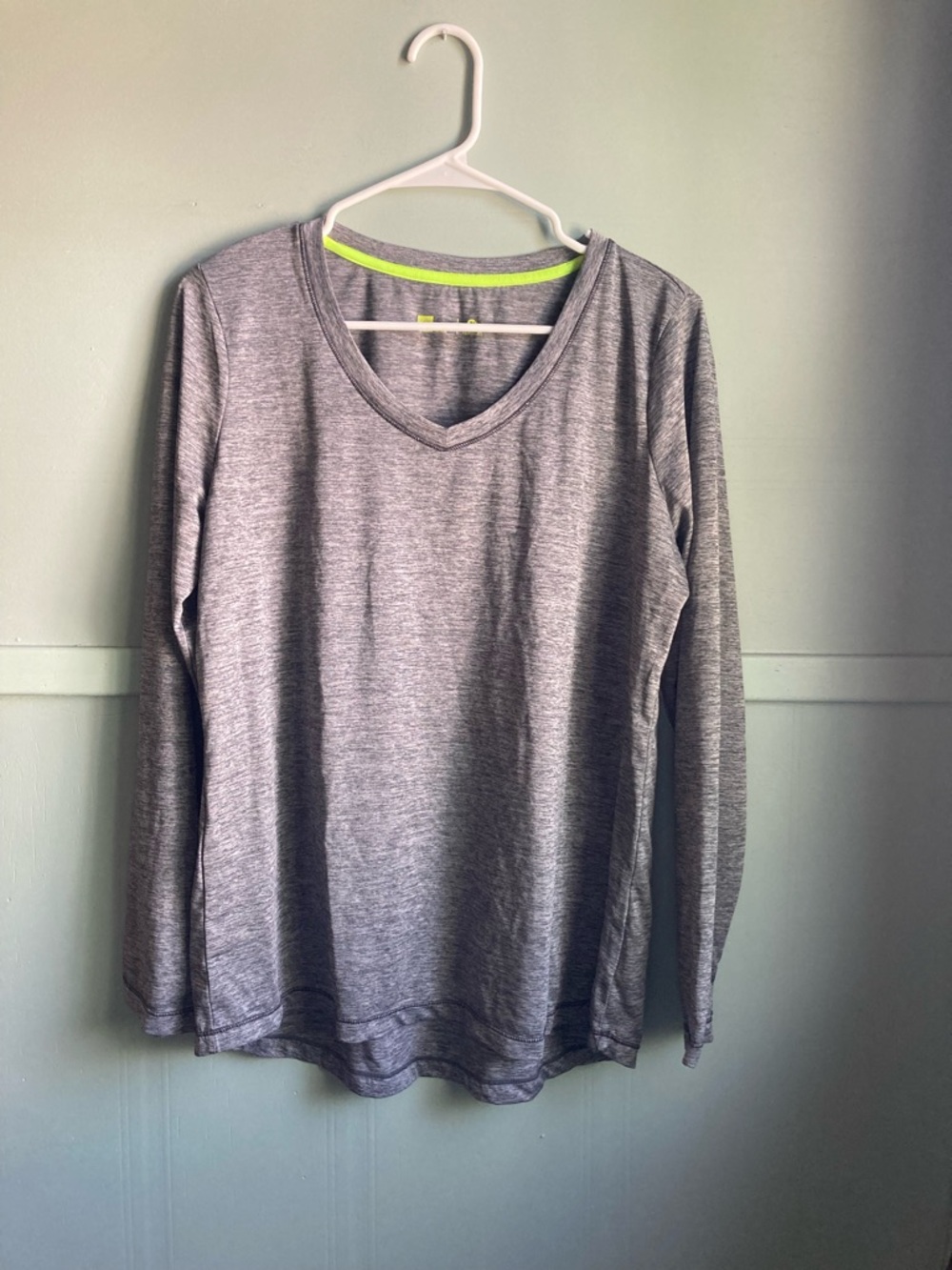 Xersion Heather Gray Long Sleeve Scoop Neck Top with Lime Trim Size Large
